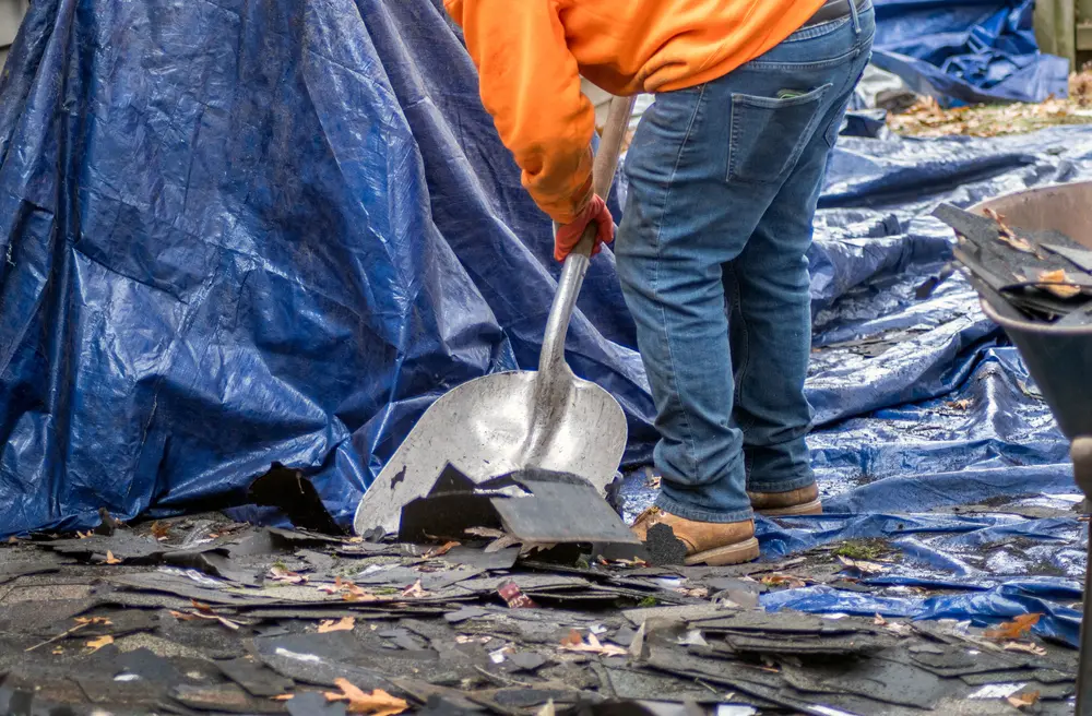 Toiture bâchée provisoirement après un orage