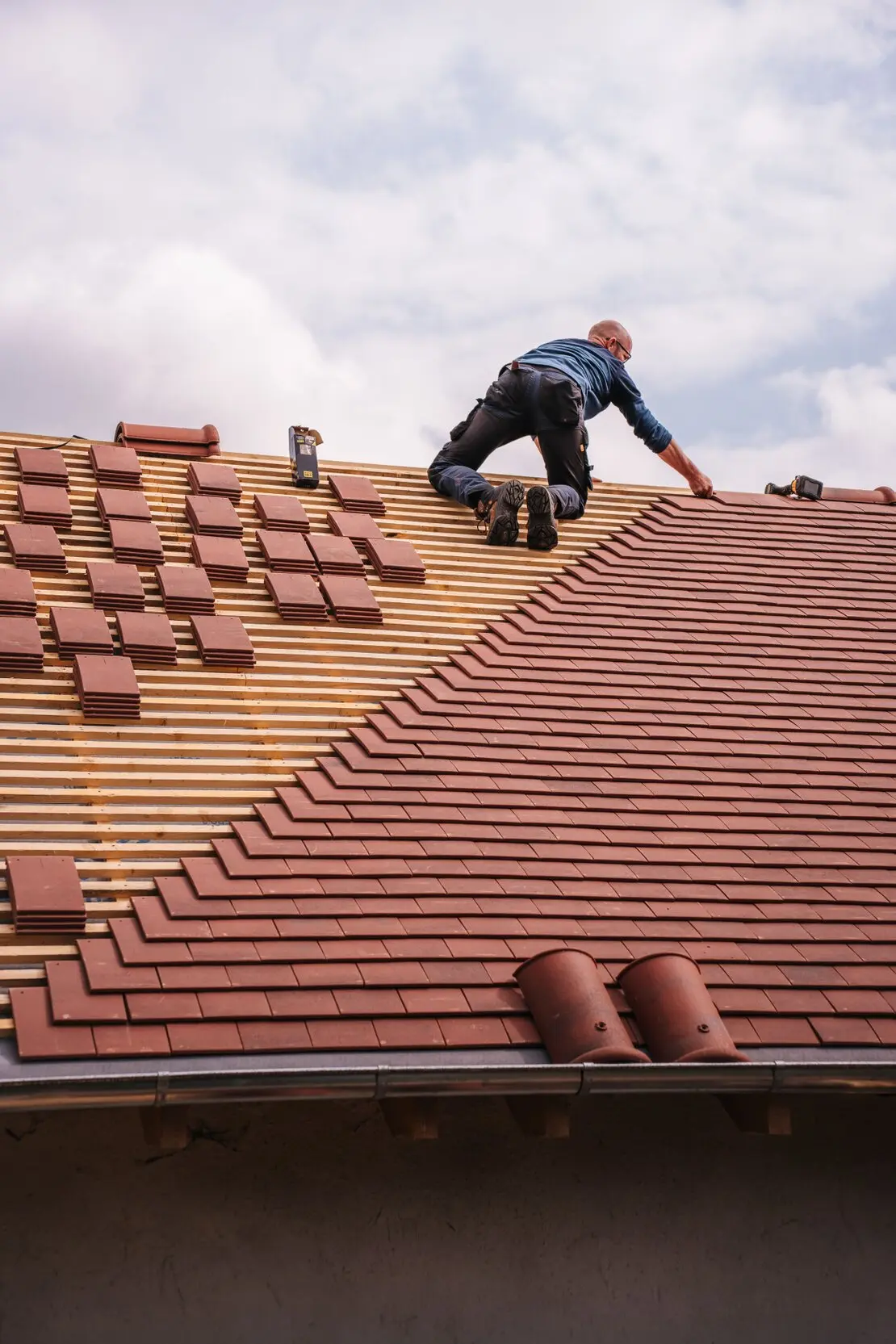 Détail de finition de toiture et de gouttière en bon état