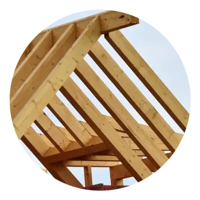Charpentier vérifiant une charpente en bois
