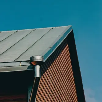 Solins de cheminée en zinc en cours de réparation
