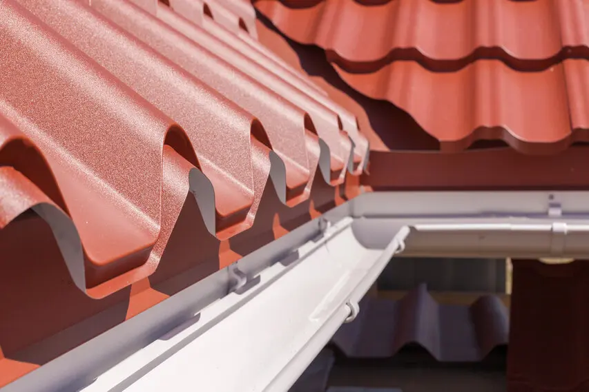 Pose de gouttières en zinc sur une maison individuelle