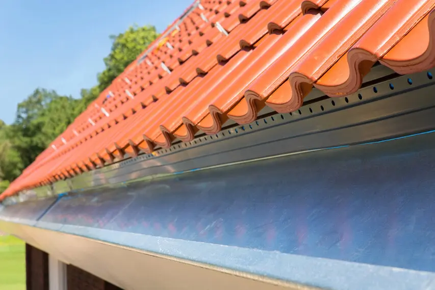 Finitions de rives de toiture en zinc pour une meilleure protection